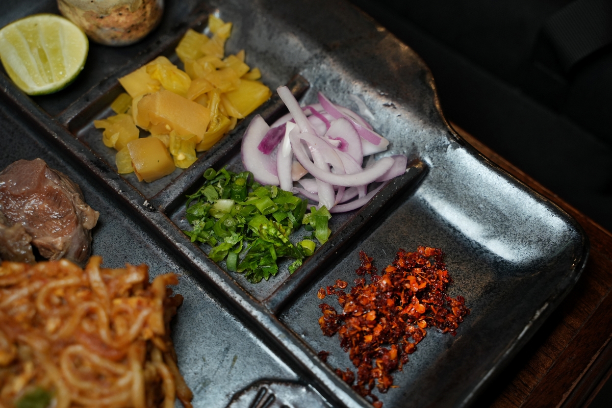 【清邁美食】Khao-Sō-i – 清邁超人氣泰北金麵專賣店,菜單品項多元又有照片可參考,用餐完還可在日式造景的環境拍美照 - 第27張圖