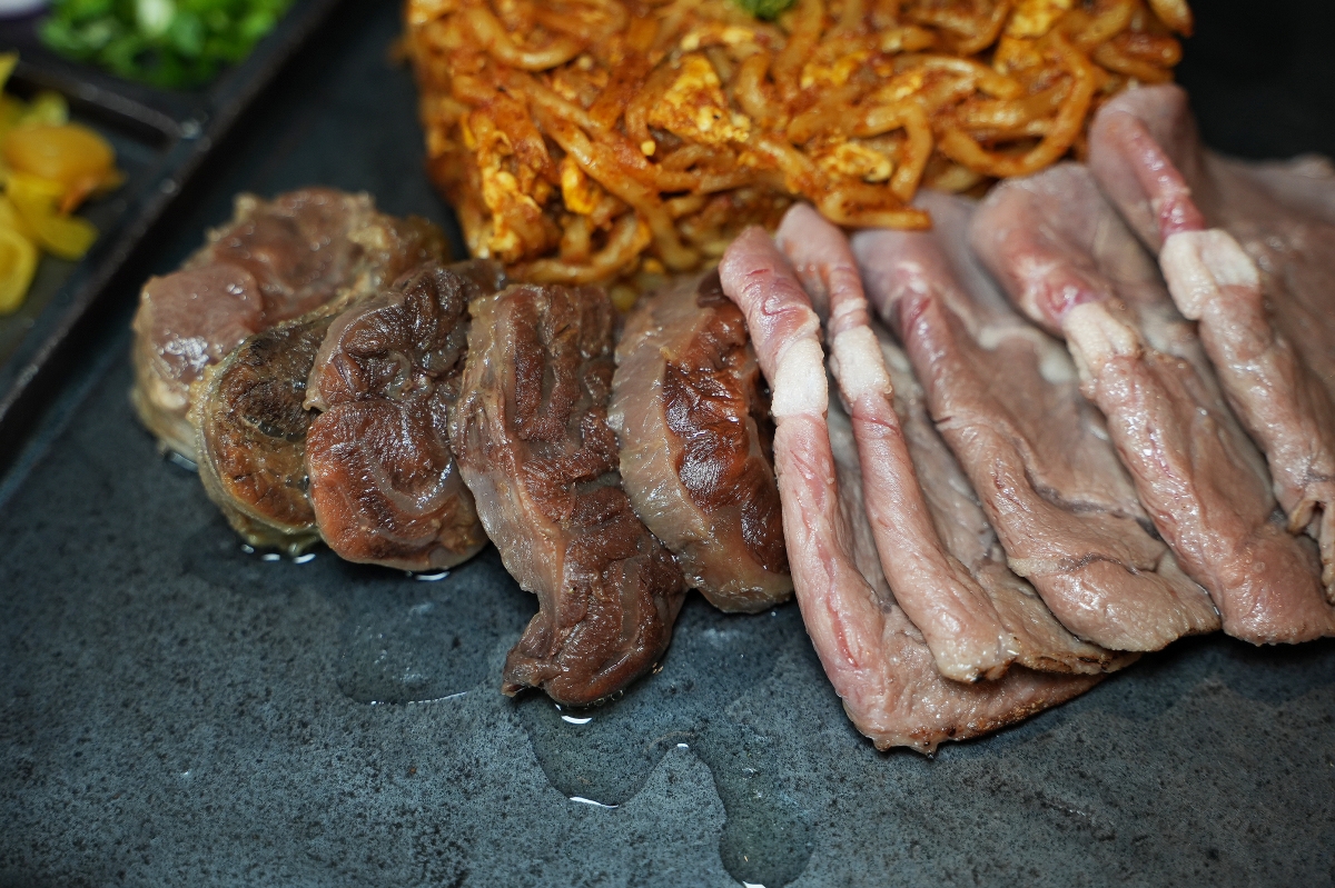 【清邁美食】Khao-Sō-i – 清邁超人氣泰北金麵專賣店,菜單品項多元又有照片可參考,用餐完還可在日式造景的環境拍美照 - 第26張圖