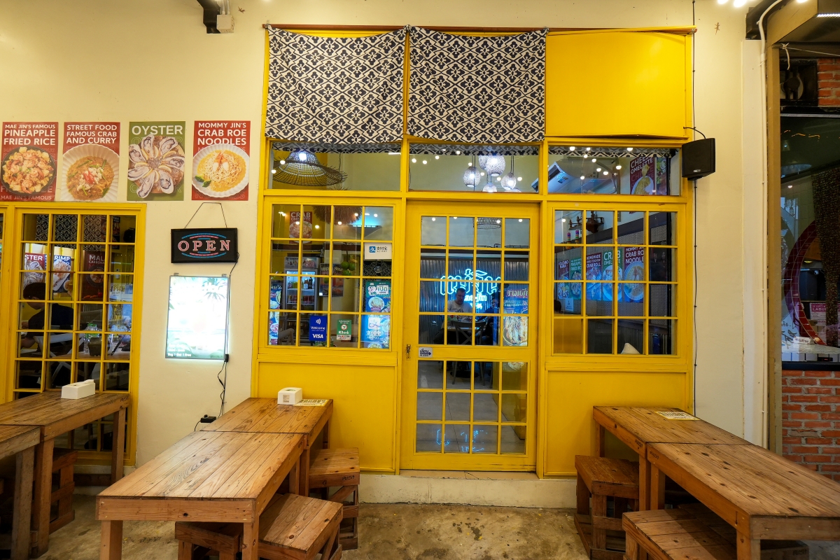 【清邁美食】Mae-Jin 金媽媽泰式料理 – 你們吃過一份要價999泰銖的巨大蟹肉歐姆蛋嗎!?還有料多味美的豪華火山媽媽麵這裡也吃得到~ - 第3張圖 【清邁美食】Mae-Jin 金媽媽泰式料理 – 你們吃過一份要價999泰銖的巨大蟹肉歐姆蛋嗎!?還有料多味美的豪華火山媽媽麵這裡也吃得到~