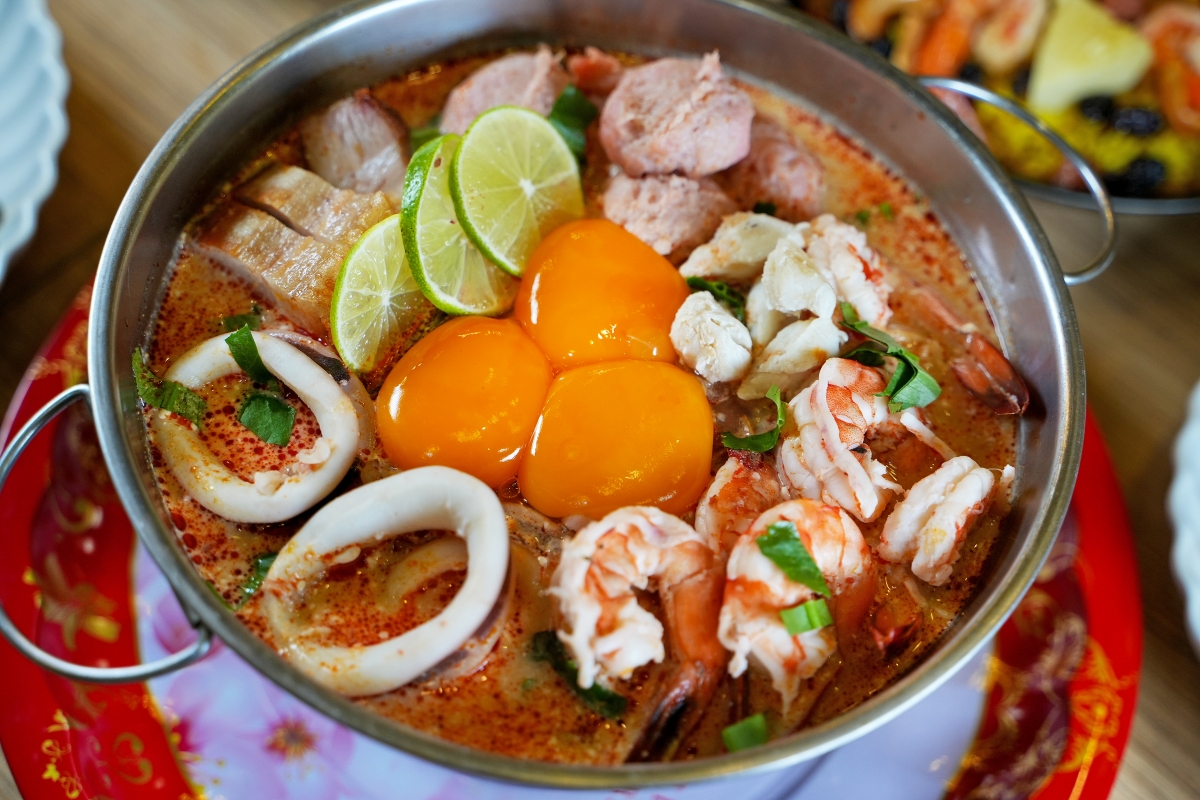 【清邁美食】Mae-Jin 金媽媽泰式料理 – 你們吃過一份要價999泰銖的巨大蟹肉歐姆蛋嗎!?還有料多味美的豪華火山媽媽麵這裡也吃得到~ - 第9張圖 【清邁美食】Mae-Jin 金媽媽泰式料理 – 你們吃過一份要價999泰銖的巨大蟹肉歐姆蛋嗎!?還有料多味美的豪華火山媽媽麵這裡也吃得到~