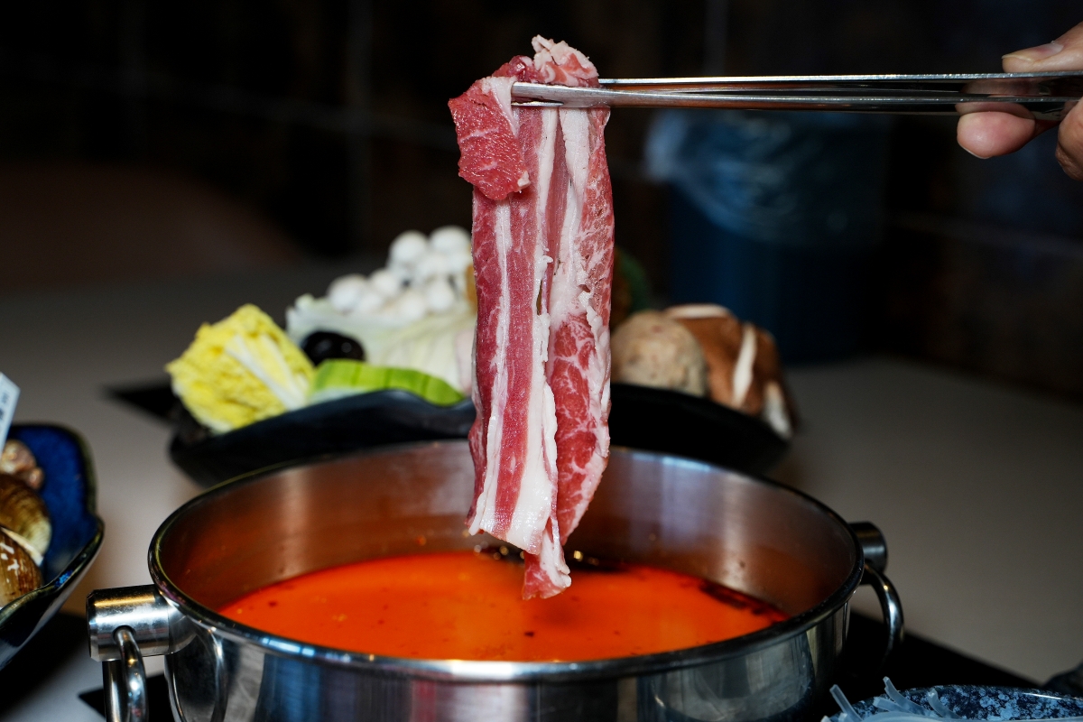 【桃園美食】派大鮮精緻鍋物 – 不用400元就可以享受到超有氛圍感的鍋物！業者直接為了鍋物開了一間水產公司，和牛、龍蝦應有盡有