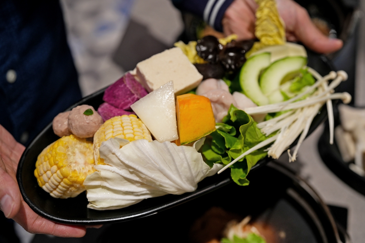 【西門町美食】狂一鍋 – 新台式火鍋第 1 品牌！全台全天候不限時火鍋 / 「超值狂享鍋」299 元起 / 蔬食自助吧吃到飽