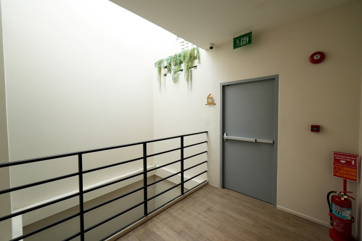 【曼谷住宿】STAY PLUS Hotel Bangkok – 曼谷高CP值旅宿推薦，距離熱鬧的暹羅站只有6分鐘車程，大推前後有雙陽台的大坪數套房！