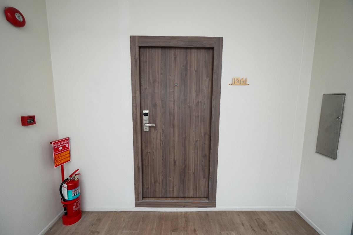 【曼谷住宿】STAY PLUS Hotel Bangkok – 曼谷高CP值旅宿推薦，距離熱鬧的暹羅站只有6分鐘車程，大推前後有雙陽台的大坪數套房！