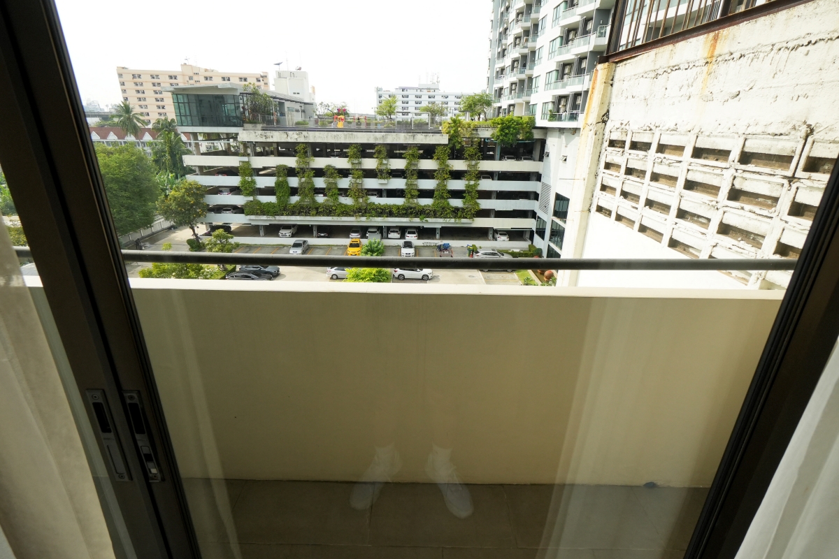 【曼谷住宿】STAY PLUS Hotel Bangkok – 曼谷高CP值旅宿推薦，距離熱鬧的暹羅站只有6分鐘車程，大推前後有雙陽台的大坪數套房！