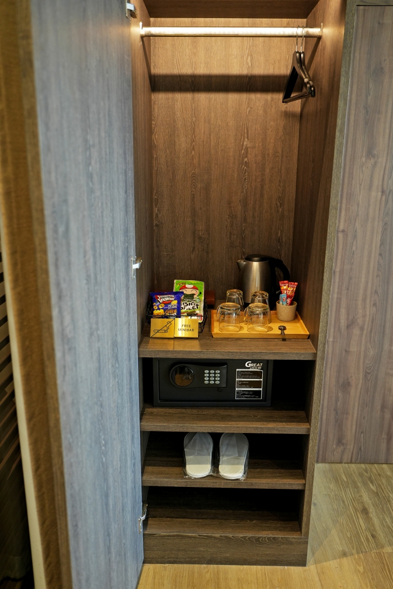 【曼谷住宿】STAY PLUS Hotel Bangkok – 曼谷高CP值旅宿推薦，距離熱鬧的暹羅站只有6分鐘車程，大推前後有雙陽台的大坪數套房！