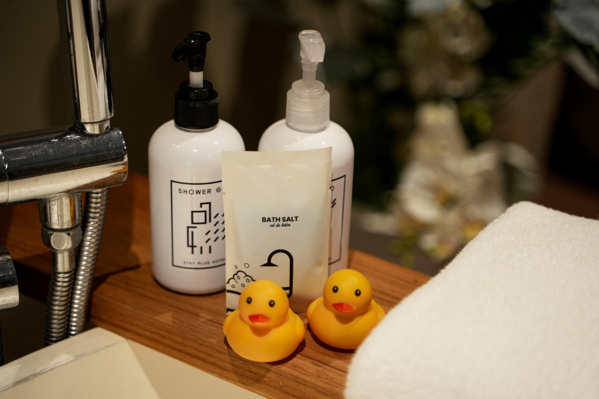 【曼谷住宿】STAY PLUS Hotel Bangkok – 曼谷高CP值旅宿推薦，距離熱鬧的暹羅站只有6分鐘車程，大推前後有雙陽台的大坪數套房！