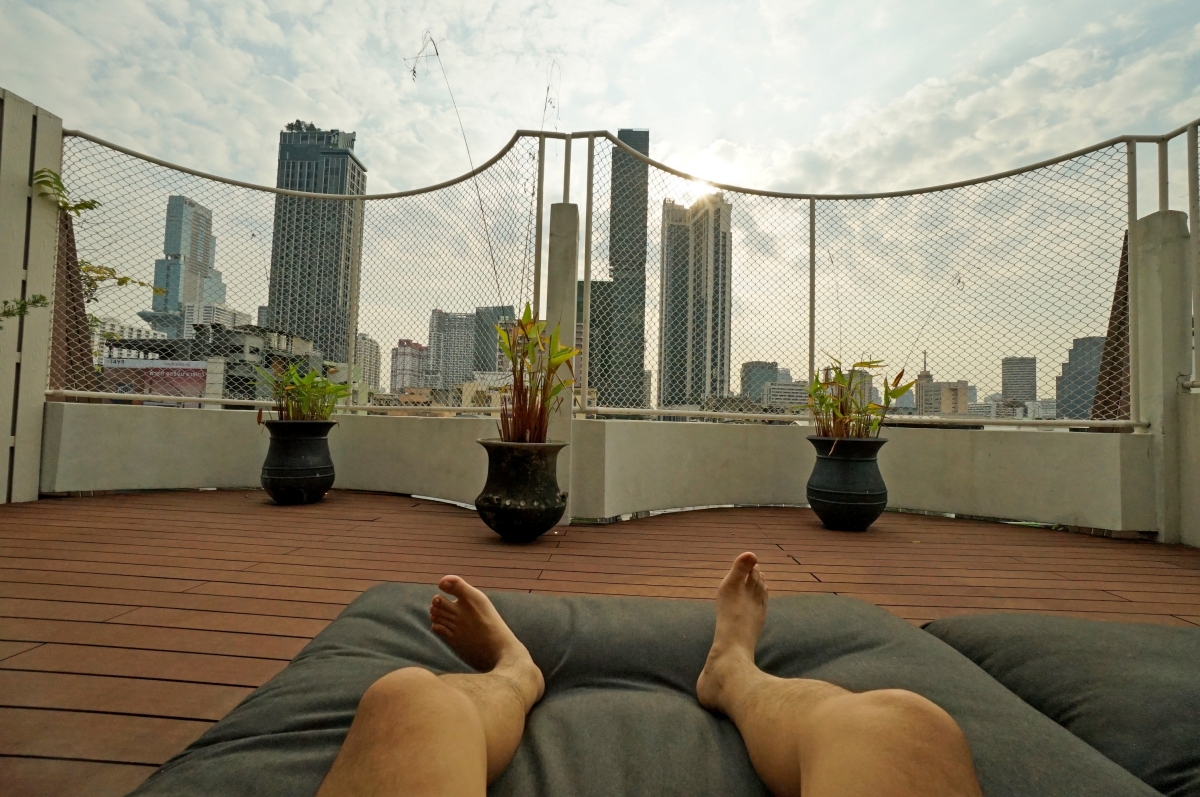 【曼谷住宿】STAY PLUS Hotel Bangkok – 曼谷高CP值旅宿推薦，距離熱鬧的暹羅站只有6分鐘車程，大推前後有雙陽台的大坪數套房！