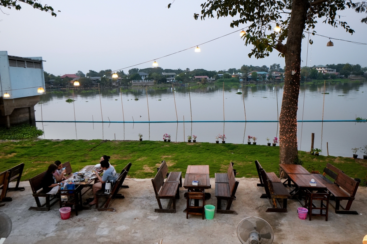 【大城府美食】Big Shrimp Gun – 大城府很接地氣的河畔露天海鮮餐廳，黑胡椒炒河蝦肉多又夠味，還吃得到打拋田雞肉！
