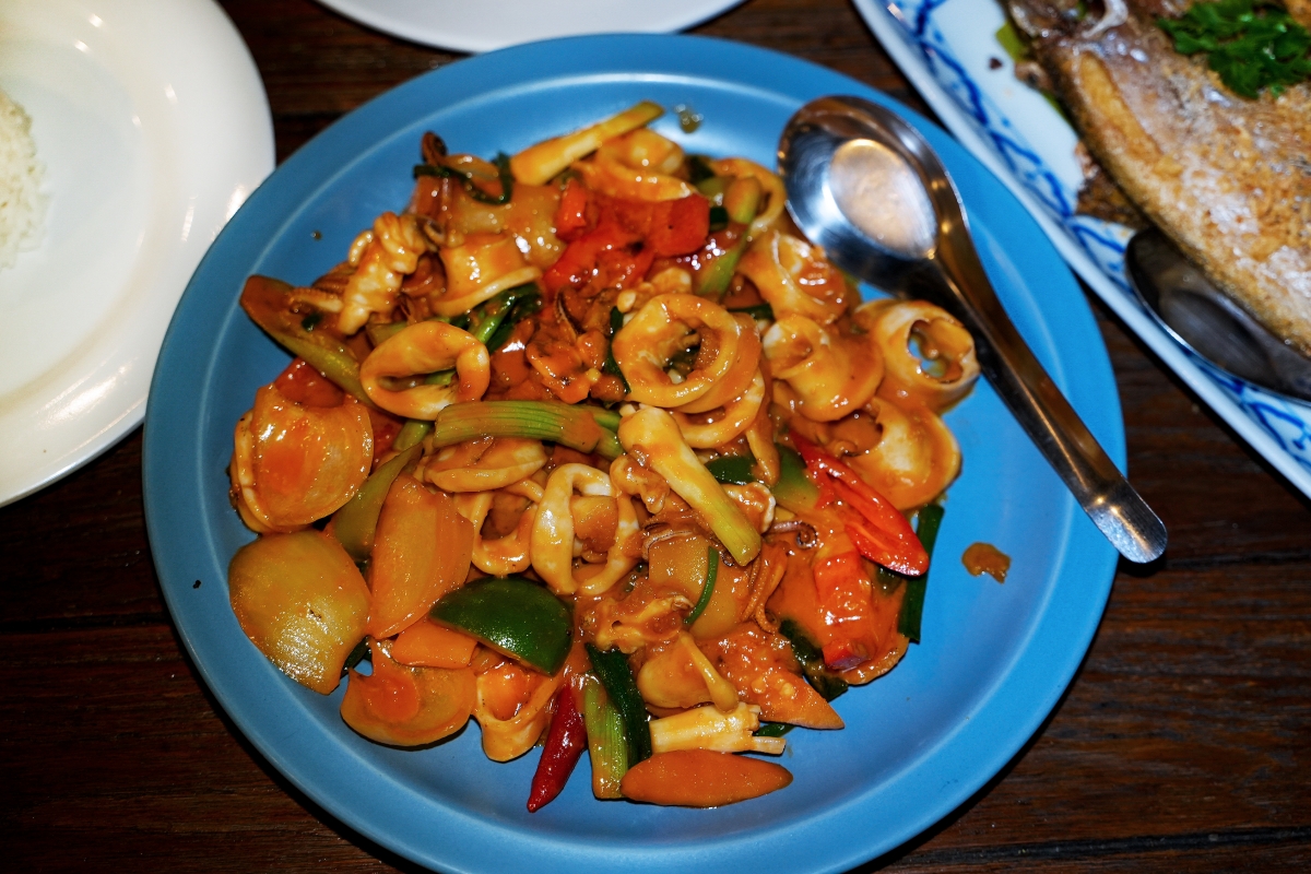 【大城府美食】Big Shrimp Gun – 大城府很接地氣的河畔露天海鮮餐廳，黑胡椒炒河蝦肉多又夠味，還吃得到打拋田雞肉！