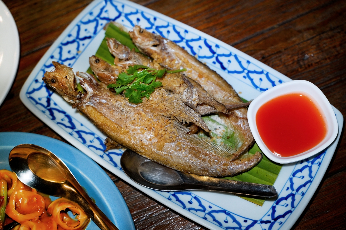 【大城府美食】Big Shrimp Gun – 大城府很接地氣的河畔露天海鮮餐廳，黑胡椒炒河蝦肉多又夠味，還吃得到打拋田雞肉！