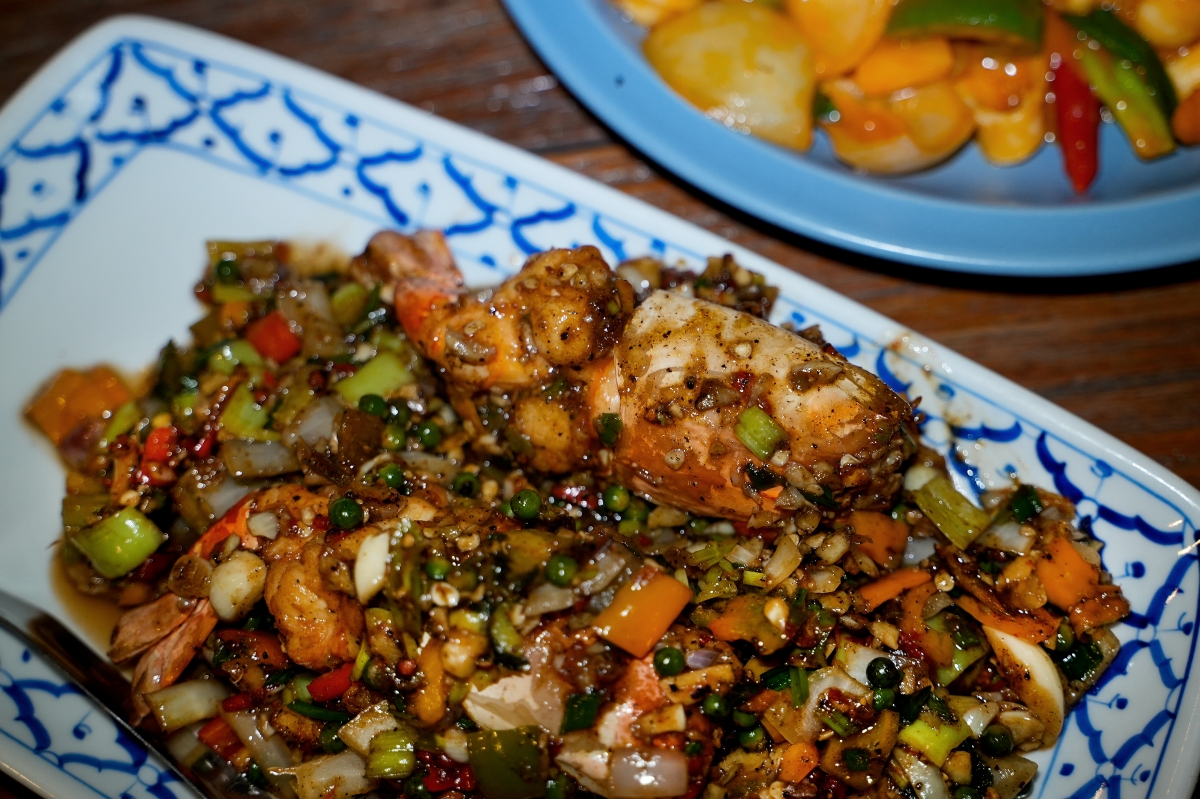 【大城府美食】Big Shrimp Gun – 大城府很接地氣的河畔露天海鮮餐廳，黑胡椒炒河蝦肉多又夠味，還吃得到打拋田雞肉！