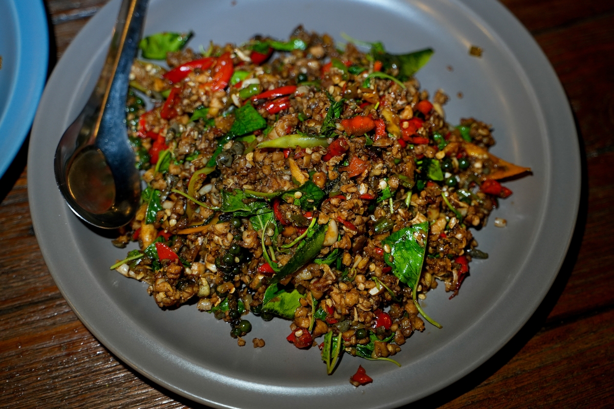 【大城府美食】Big Shrimp Gun – 大城府很接地氣的河畔露天海鮮餐廳，黑胡椒炒河蝦肉多又夠味，還吃得到打拋田雞肉！