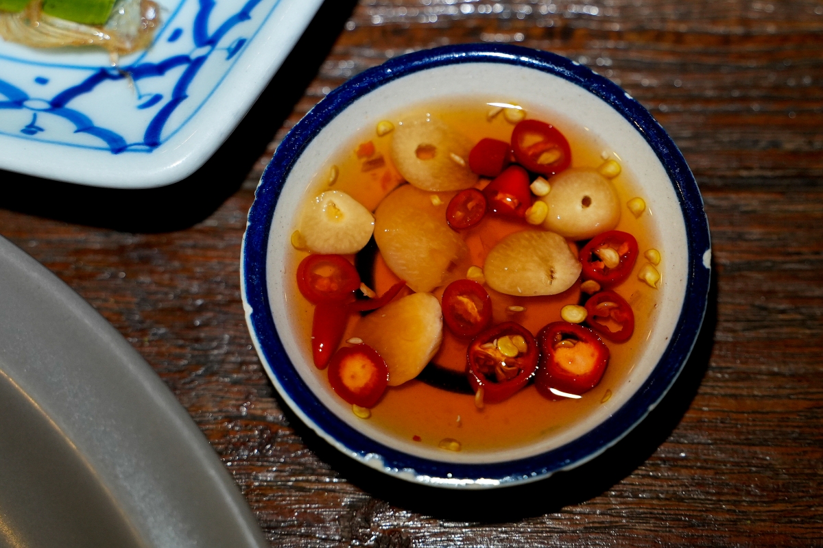 【大城府美食】Big Shrimp Gun – 大城府很接地氣的河畔露天海鮮餐廳，黑胡椒炒河蝦肉多又夠味，還吃得到打拋田雞肉！