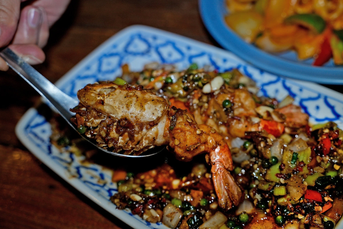 【大城府美食】Big Shrimp Gun – 大城府很接地氣的河畔露天海鮮餐廳，黑胡椒炒河蝦肉多又夠味，還吃得到打拋田雞肉！