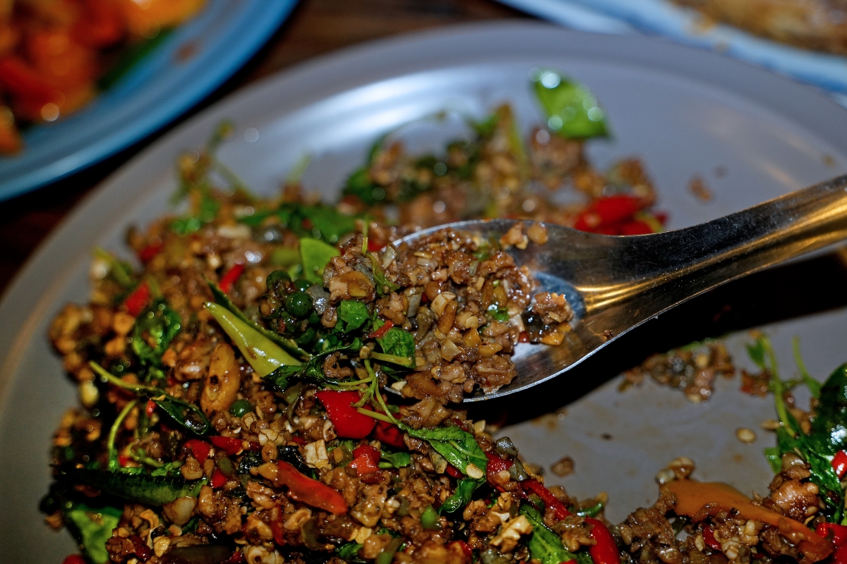 【大城府美食】Big Shrimp Gun – 大城府很接地氣的河畔露天海鮮餐廳，黑胡椒炒河蝦肉多又夠味，還吃得到打拋田雞肉！