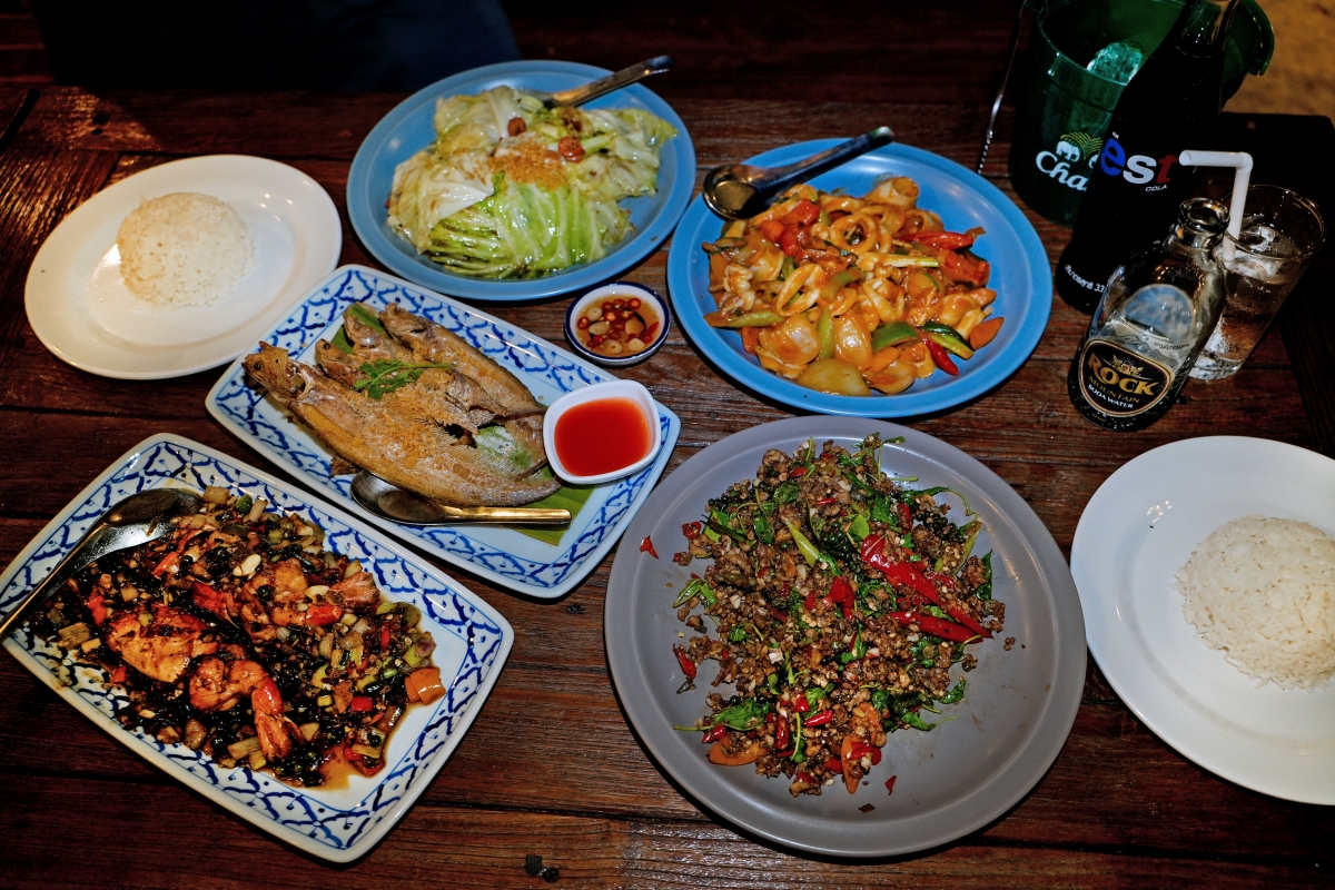 【大城府美食】Big Shrimp Gun – 大城府很接地氣的河畔露天海鮮餐廳，黑胡椒炒河蝦肉多又夠味，還吃得到打拋田雞肉！