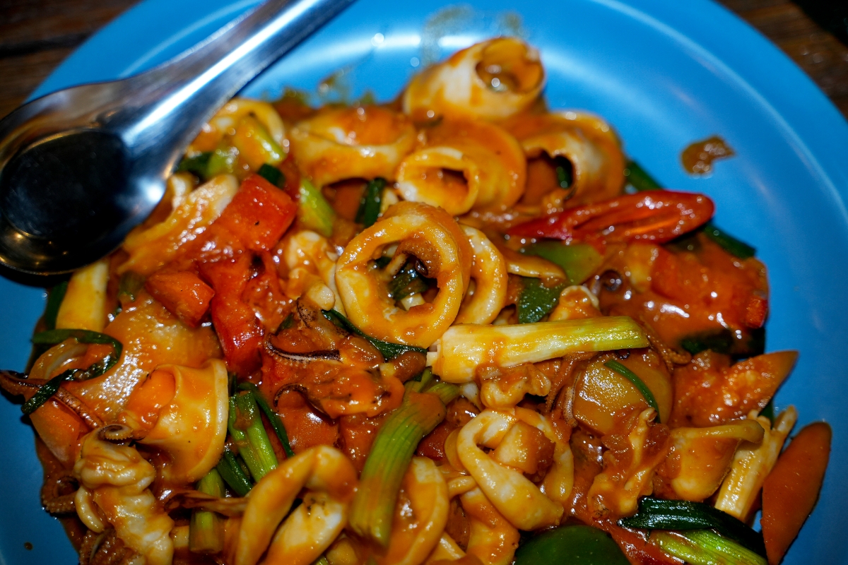 【大城府美食】Big Shrimp Gun – 大城府很接地氣的河畔露天海鮮餐廳，黑胡椒炒河蝦肉多又夠味，還吃得到打拋田雞肉！