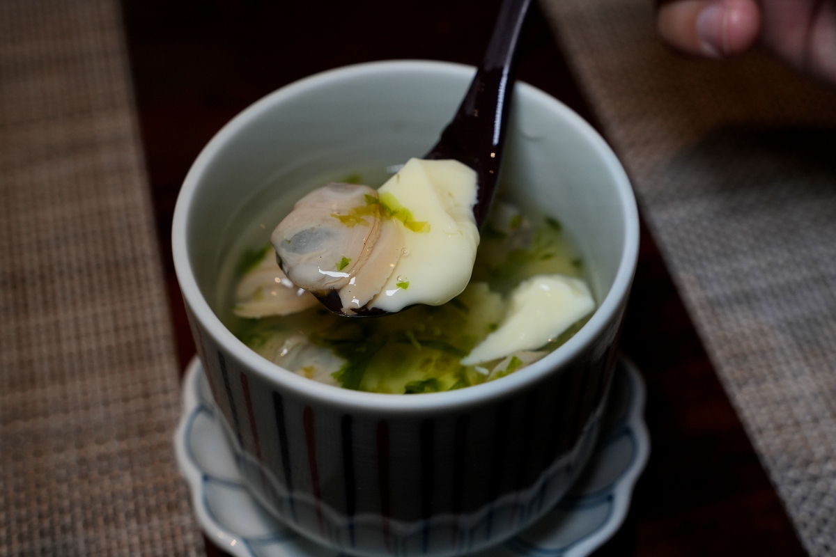 【桃園美食】本壽司無菜單料理 – 在地老饕們大推的日式無菜單料理餐廳，食材嚴選、手法細膩，是慶生、約會、聚餐的好選擇！