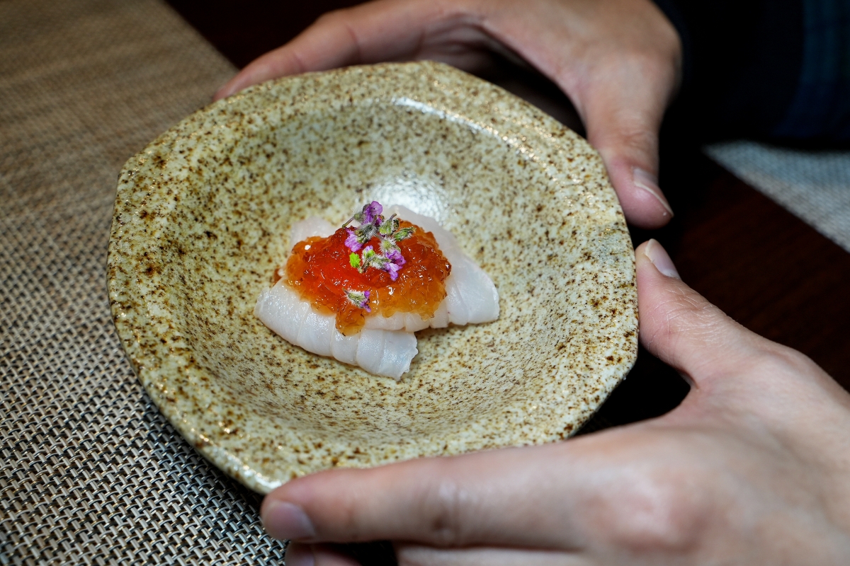 【桃園美食】本壽司無菜單料理 – 在地老饕們大推的日式無菜單料理餐廳，食材嚴選、手法細膩，是慶生、約會、聚餐的好選擇！