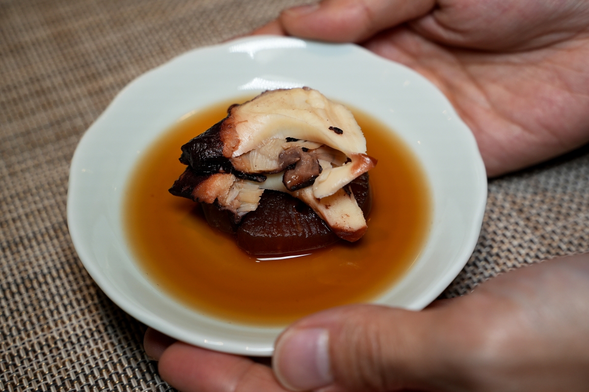 【桃園美食】本壽司無菜單料理 – 在地老饕們大推的日式無菜單料理餐廳，食材嚴選、手法細膩，是慶生、約會、聚餐的好選擇！