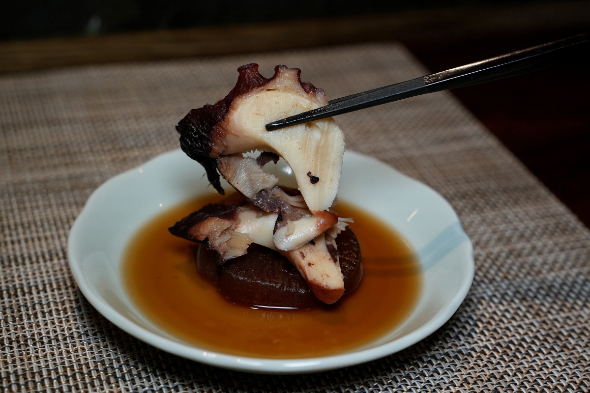 【桃園美食】本壽司無菜單料理 – 在地老饕們大推的日式無菜單料理餐廳，食材嚴選、手法細膩，是慶生、約會、聚餐的好選擇！