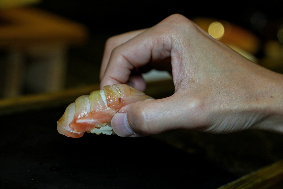 【桃園美食】本壽司無菜單料理 – 在地老饕們大推的日式無菜單料理餐廳，食材嚴選、手法細膩，是慶生、約會、聚餐的好選擇！