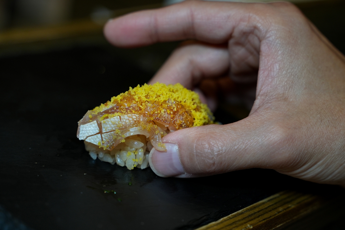 【桃園美食】本壽司無菜單料理 – 在地老饕們大推的日式無菜單料理餐廳，食材嚴選、手法細膩，是慶生、約會、聚餐的好選擇！