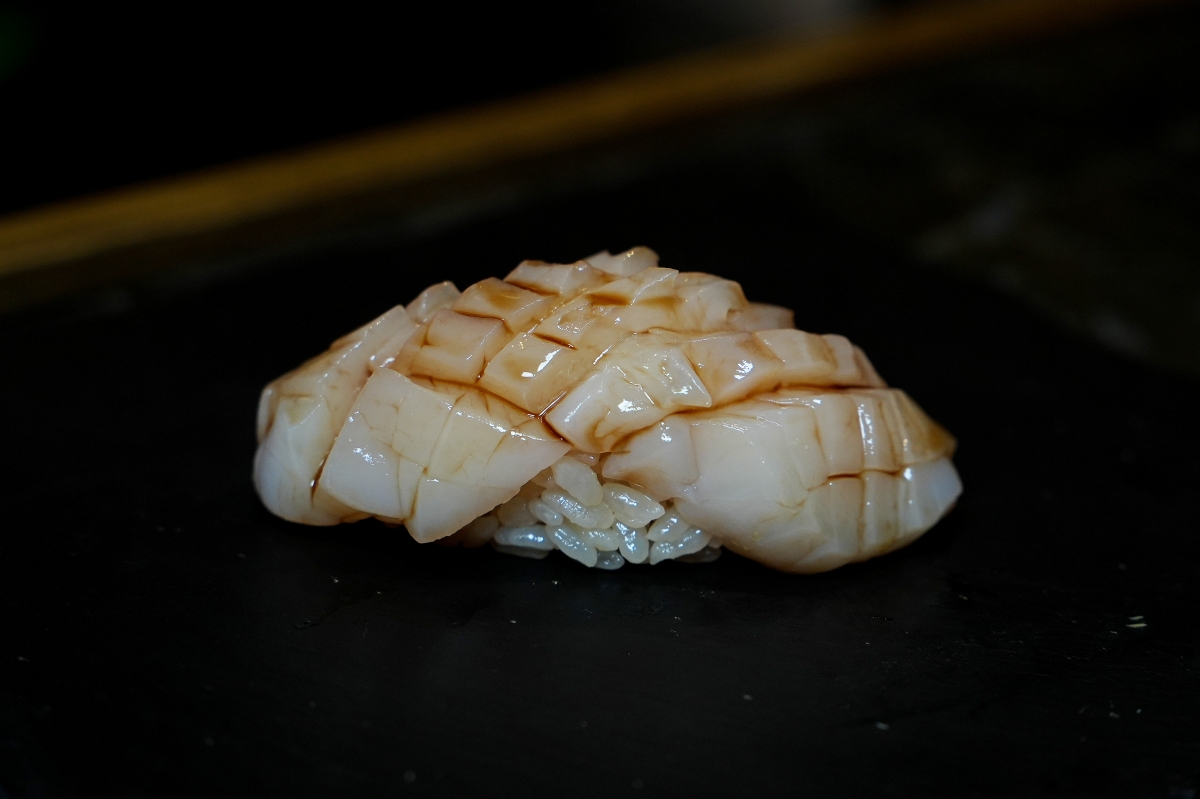 【桃園美食】本壽司無菜單料理 – 在地老饕們大推的日式無菜單料理餐廳，食材嚴選、手法細膩，是慶生、約會、聚餐的好選擇！