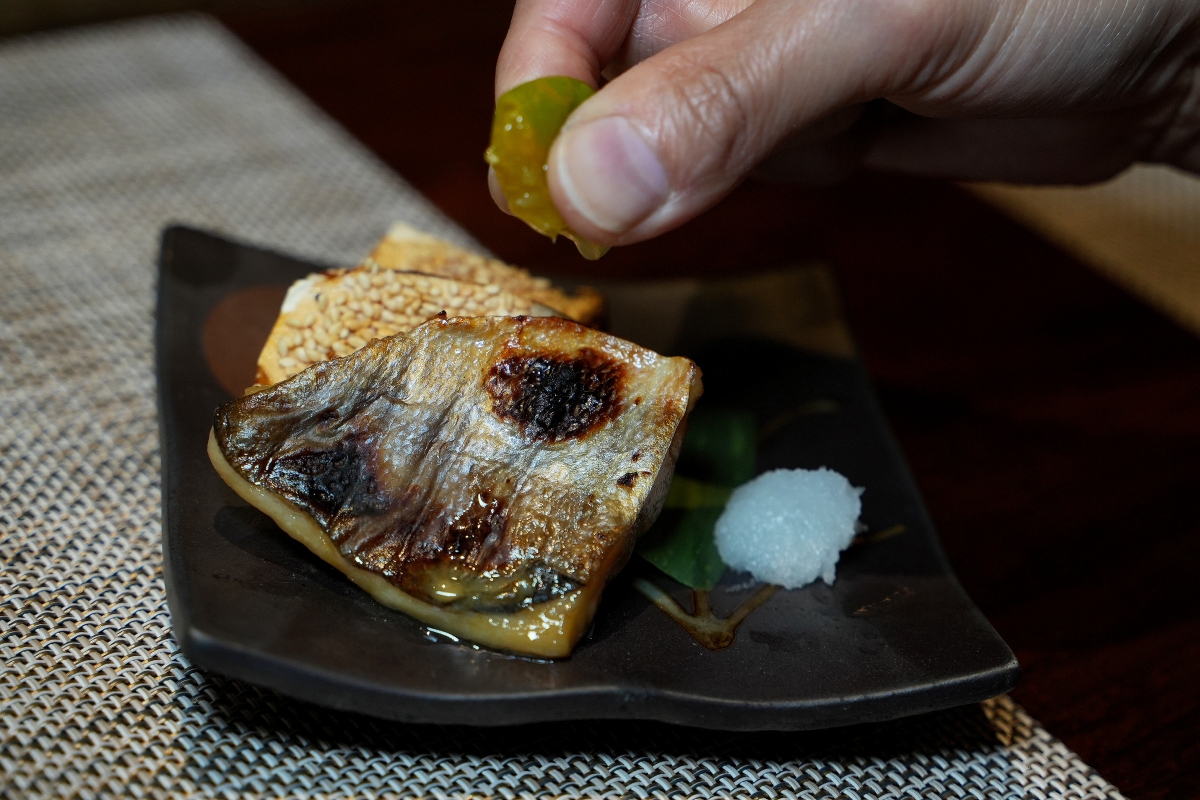 【桃園美食】本壽司無菜單料理 – 在地老饕們大推的日式無菜單料理餐廳，食材嚴選、手法細膩，是慶生、約會、聚餐的好選擇！