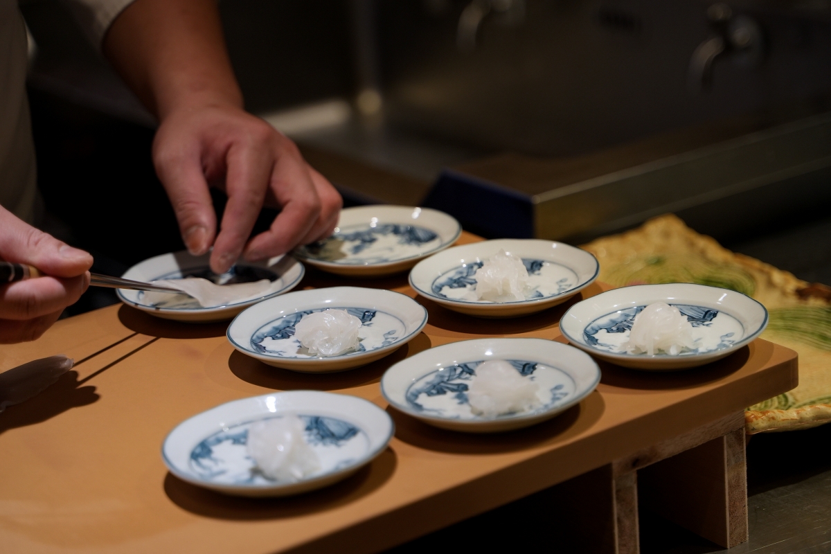 【桃園美食】本壽司無菜單料理 – 在地老饕們大推的日式無菜單料理餐廳，食材嚴選、手法細膩，是慶生、約會、聚餐的好選擇！