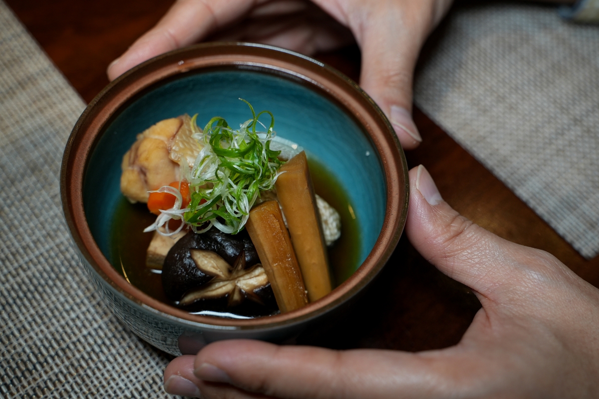 【桃園美食】本壽司無菜單料理 – 在地老饕們大推的日式無菜單料理餐廳，食材嚴選、手法細膩，是慶生、約會、聚餐的好選擇！