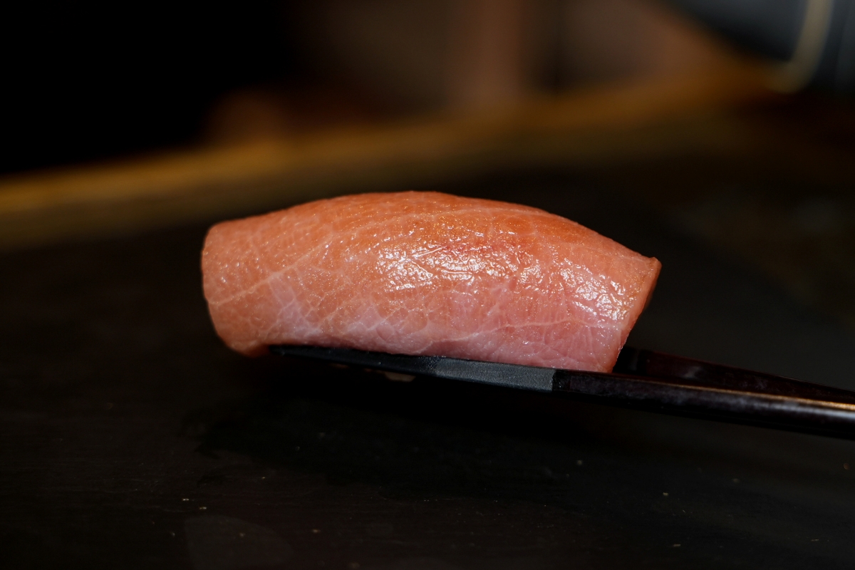 【桃園美食】本壽司無菜單料理 – 在地老饕們大推的日式無菜單料理餐廳，食材嚴選、手法細膩，是慶生、約會、聚餐的好選擇！