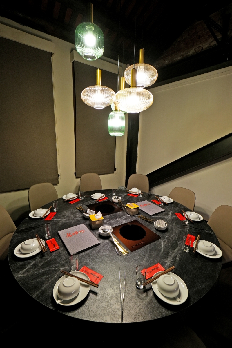 【大稻埕美食】老撈麻辣鍋 x 順天外科醫院・大稻埕店 – 連AI教父黃仁勳都二度光顧的神級麻辣鍋分店新開幕！快來大啖鍋物、拍網美照吧～