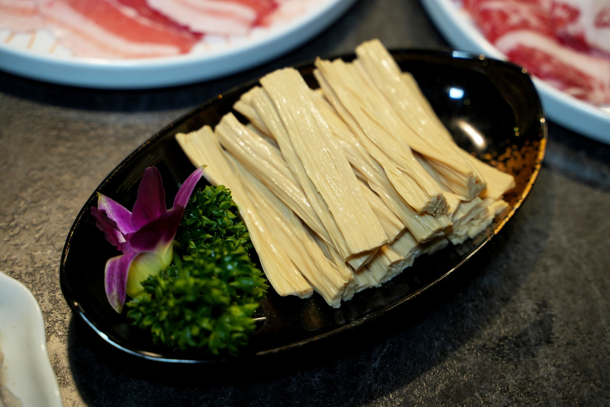 【大稻埕美食】老撈麻辣鍋 x 順天外科醫院・大稻埕店 – 連AI教父黃仁勳都二度光顧的神級麻辣鍋分店新開幕！快來大啖鍋物、拍網美照吧～