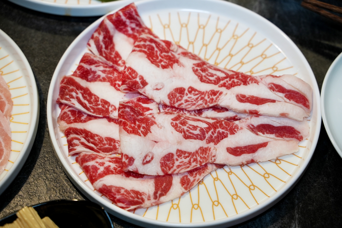 【大稻埕美食】老撈麻辣鍋 x 順天外科醫院・大稻埕店 – 連AI教父黃仁勳都二度光顧的神級麻辣鍋分店新開幕！快來大啖鍋物、拍網美照吧～