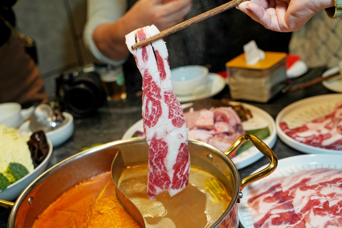 【大稻埕美食】老撈麻辣鍋 x 順天外科醫院・大稻埕店 – 連AI教父黃仁勳都二度光顧的神級麻辣鍋分店新開幕！快來大啖鍋物、拍網美照吧～