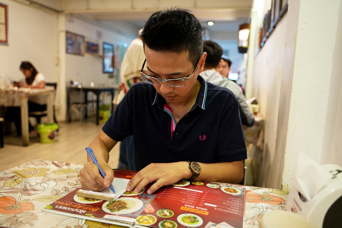 【清邁美食】Aunt Aoy Kitchen – 用餐環境像民宅…餐點賣相平凡無奇…但卻是四年都被米其林必比登推薦的在地人氣名店！！！