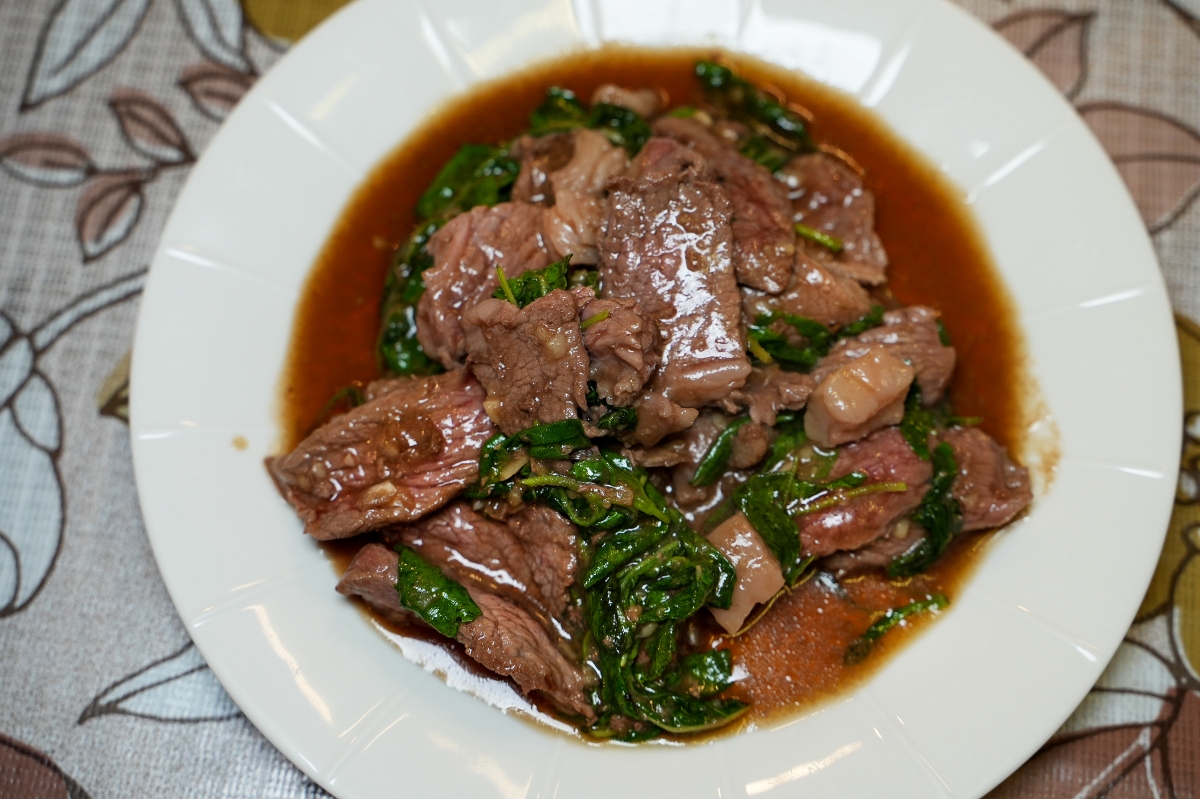 【清邁美食】Aunt Aoy Kitchen – 用餐環境像民宅…餐點賣相平凡無奇…但卻是四年都被米其林必比登推薦的在地人氣名店！！！