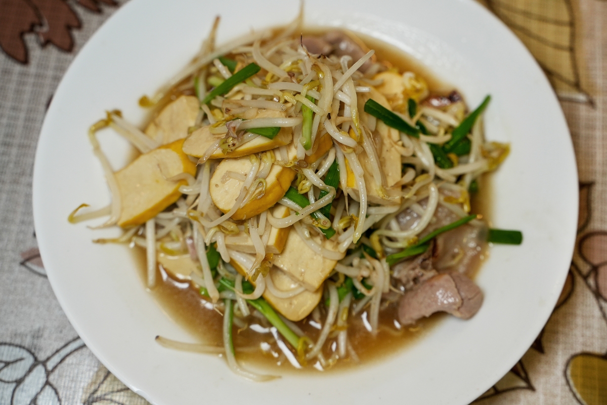 【清邁美食】Aunt Aoy Kitchen – 用餐環境像民宅…餐點賣相平凡無奇…但卻是四年都被米其林必比登推薦的在地人氣名店！！！