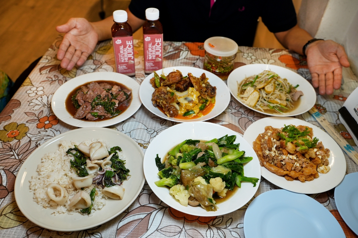 【清邁美食】Aunt Aoy Kitchen – 用餐環境像民宅…餐點賣相平凡無奇…但卻是四年都被米其林必比登推薦的在地人氣名店！！！