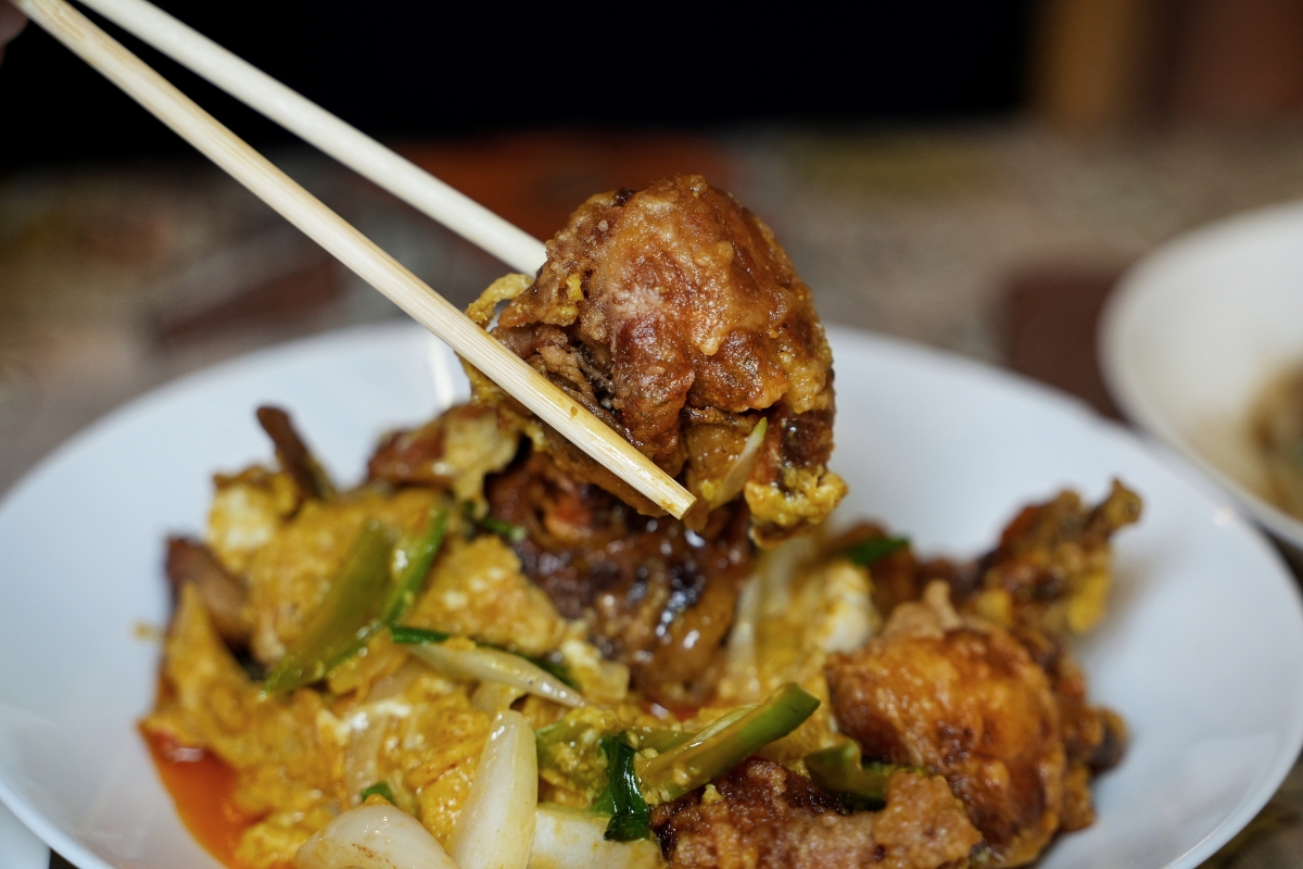 【清邁美食】Aunt Aoy Kitchen – 用餐環境像民宅…餐點賣相平凡無奇…但卻是四年都被米其林必比登推薦的在地人氣名店！！！