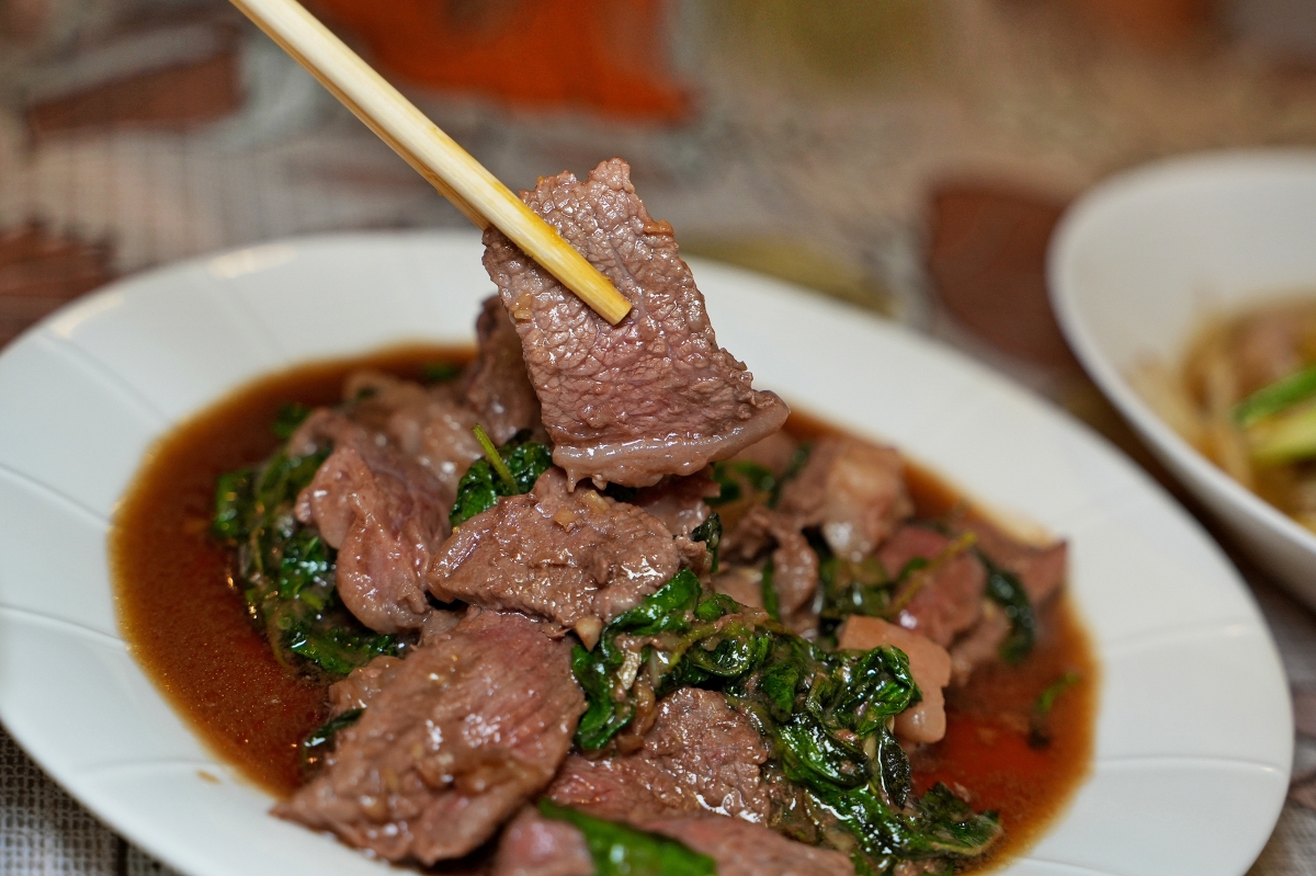 【清邁美食】Aunt Aoy Kitchen – 用餐環境像民宅…餐點賣相平凡無奇…但卻是四年都被米其林必比登推薦的在地人氣名店！！！