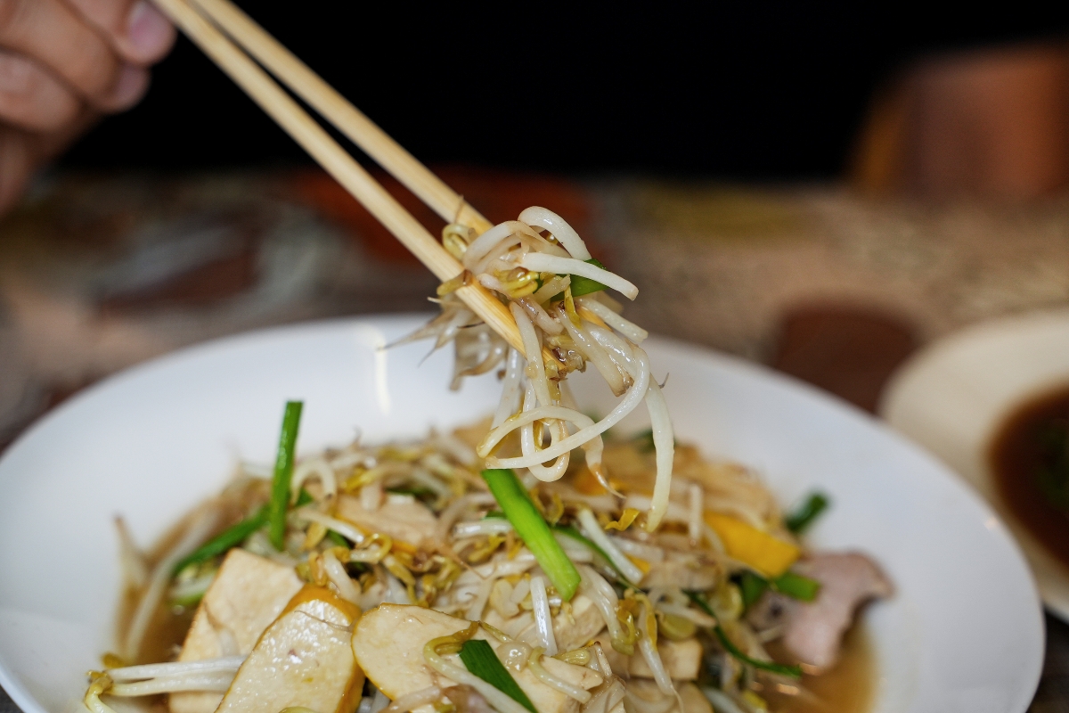 【清邁美食】Aunt Aoy Kitchen – 用餐環境像民宅…餐點賣相平凡無奇…但卻是四年都被米其林必比登推薦的在地人氣名店！！！