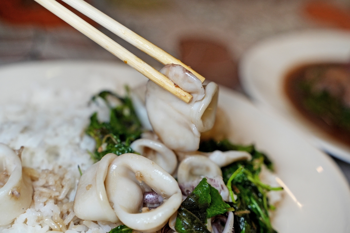 【清邁美食】Aunt Aoy Kitchen – 用餐環境像民宅…餐點賣相平凡無奇…但卻是四年都被米其林必比登推薦的在地人氣名店！！！