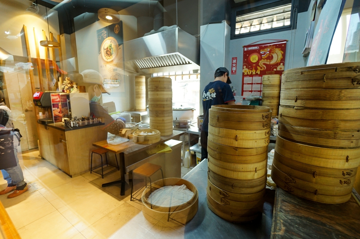 【台中西區】黃家園蒸餃館 – 台中勤美綠園道附近人氣平價小吃，已經飄香超過二十餘年，2026最新價格蒸餃一籠70元！