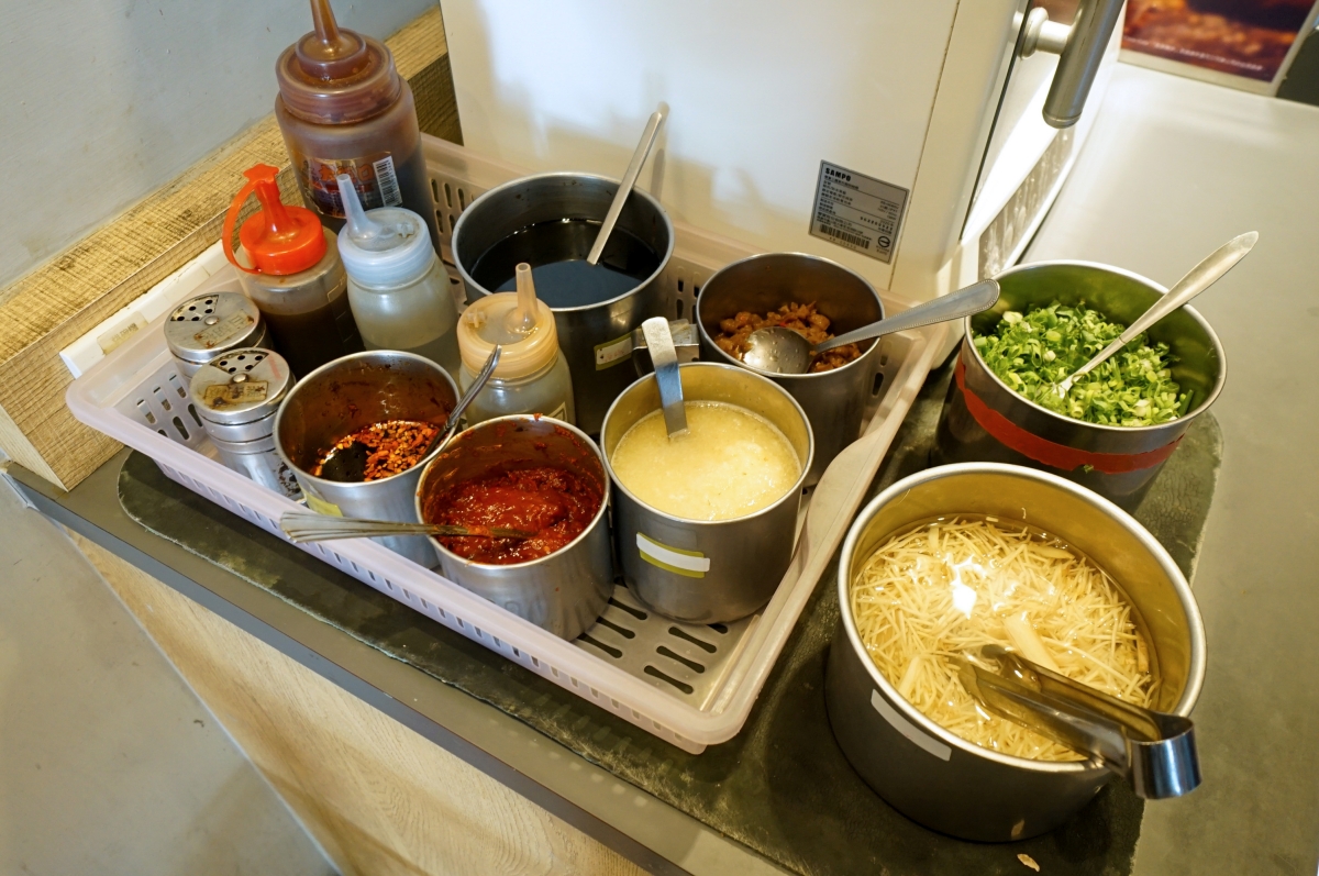 【台中西區】黃家園蒸餃館 – 台中勤美綠園道附近人氣平價小吃，已經飄香超過二十餘年，2026最新價格蒸餃一籠70元！