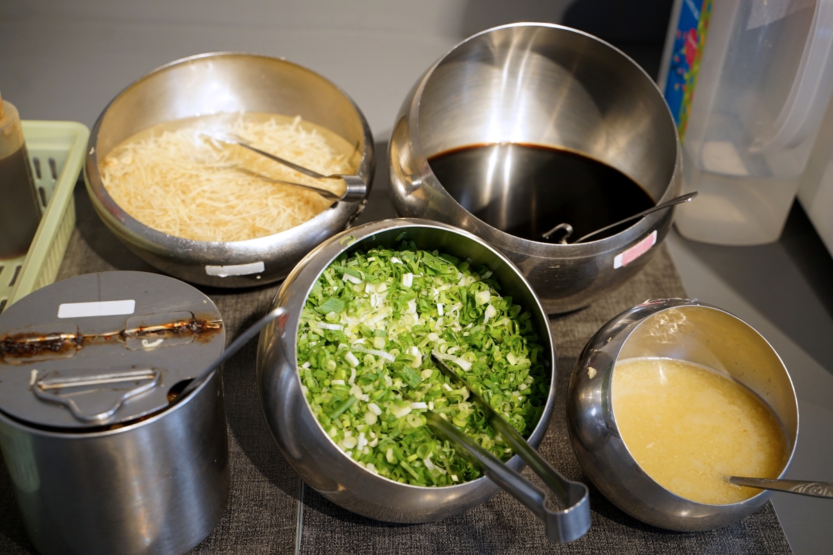 【台中西區】黃家園蒸餃館 – 台中勤美綠園道附近人氣平價小吃，已經飄香超過二十餘年，2026最新價格蒸餃一籠70元！