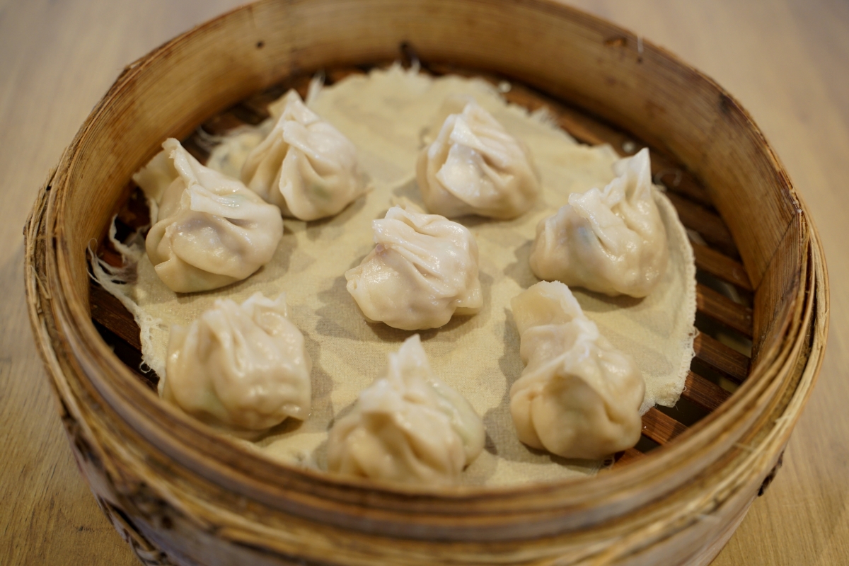 【台中西區】黃家園蒸餃館 – 台中勤美綠園道附近人氣平價小吃，已經飄香超過二十餘年，2026最新價格蒸餃一籠70元！