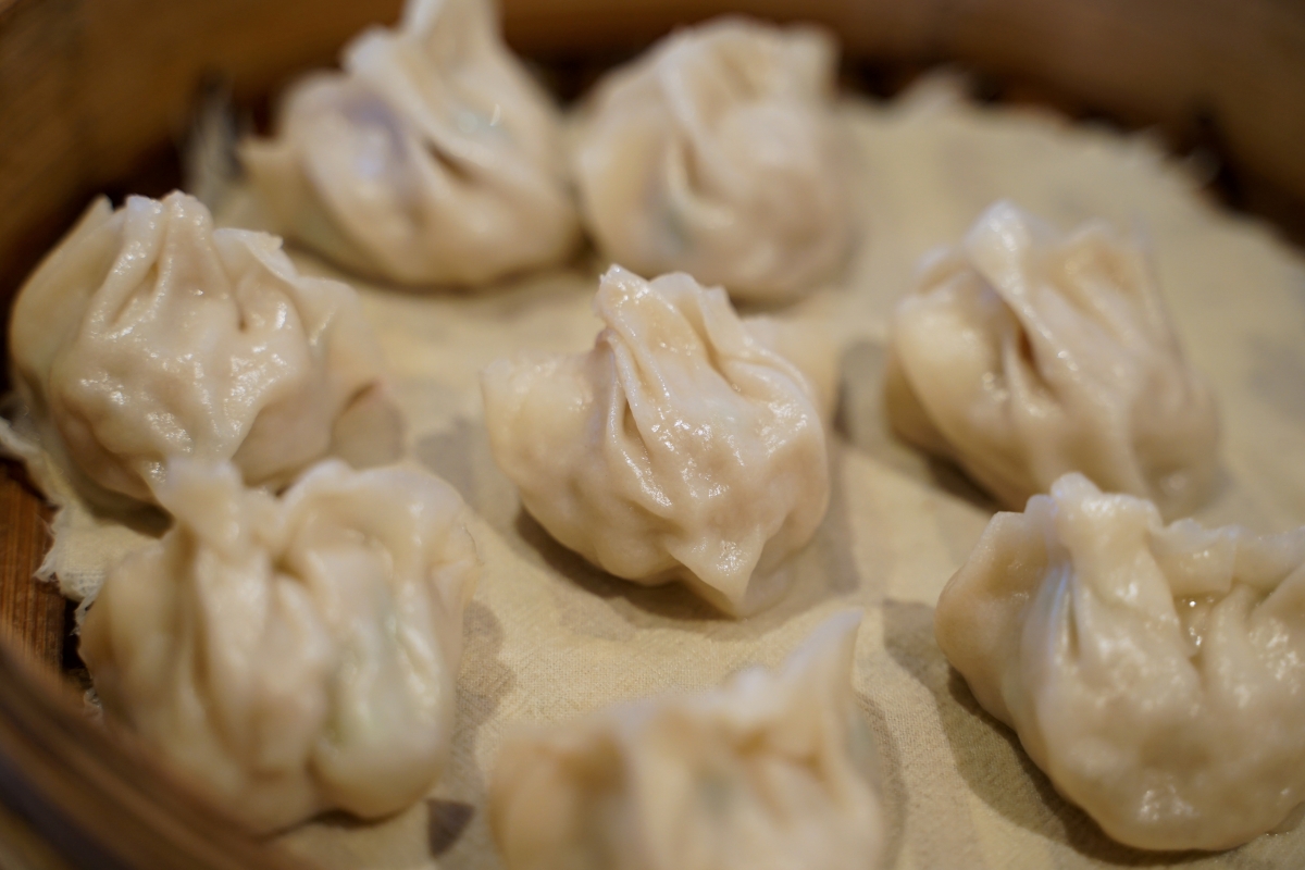 【台中西區】黃家園蒸餃館 – 台中勤美綠園道附近人氣平價小吃，已經飄香超過二十餘年，2026最新價格蒸餃一籠70元！